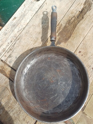Vintage cast iron frying pan - cast,