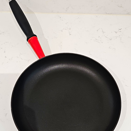 Creuset signature cast - signature, iron