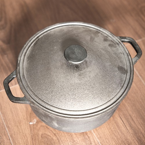 Cast iron round dutch oven - round,