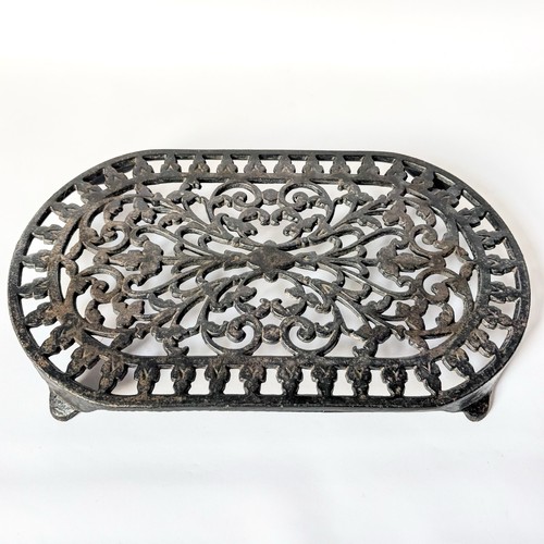 Vintage cast iron - cast, trivet